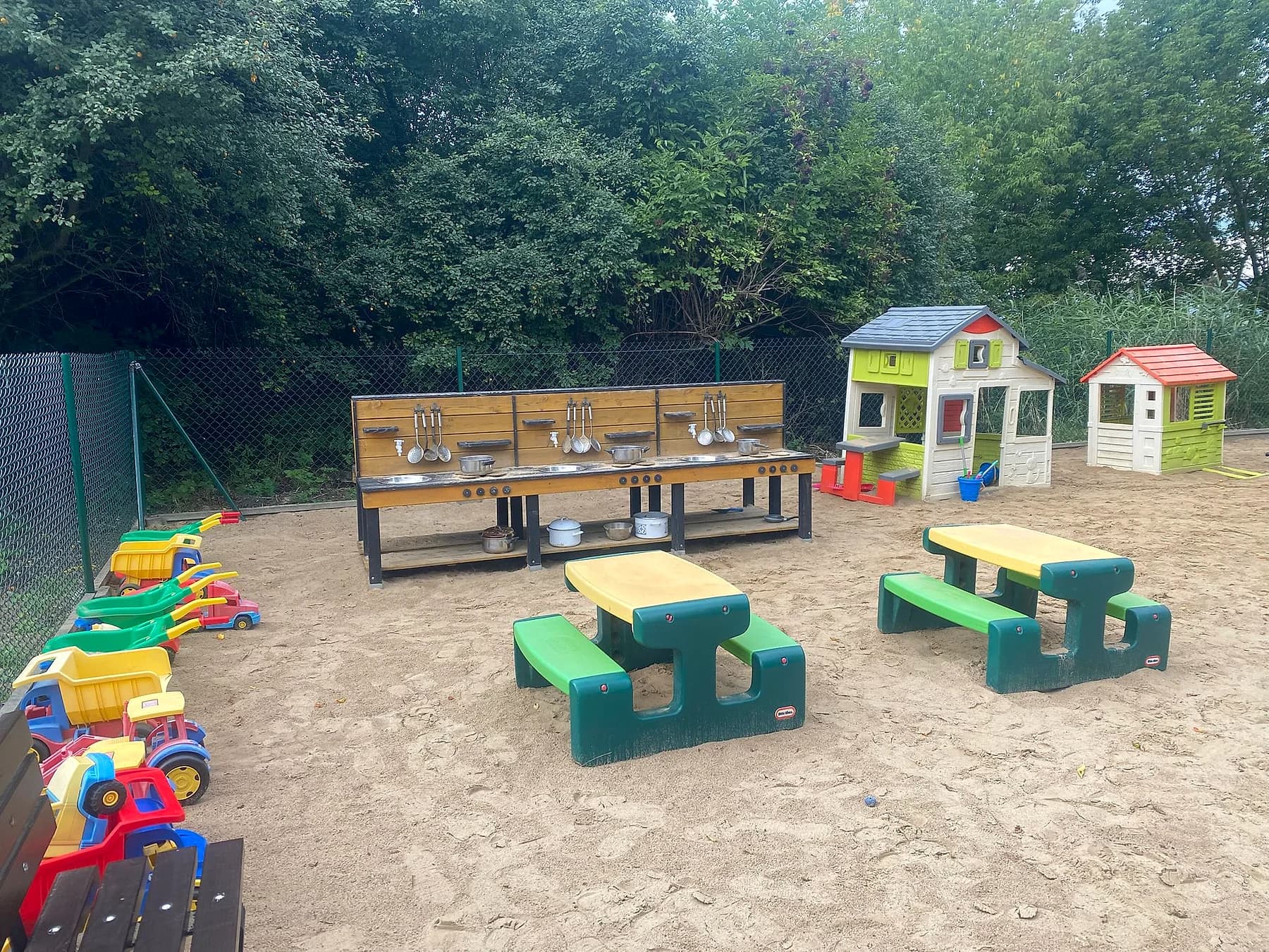 Kuchnia błotna, domki i stoliki dla dzieci