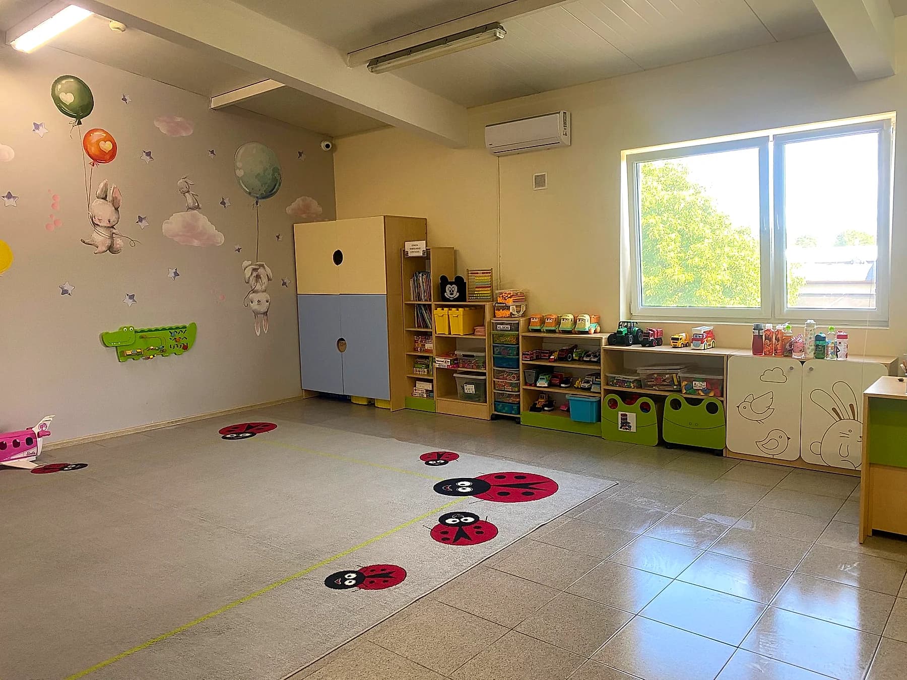 Regały z pomocami i duże okno wpuszczające światło