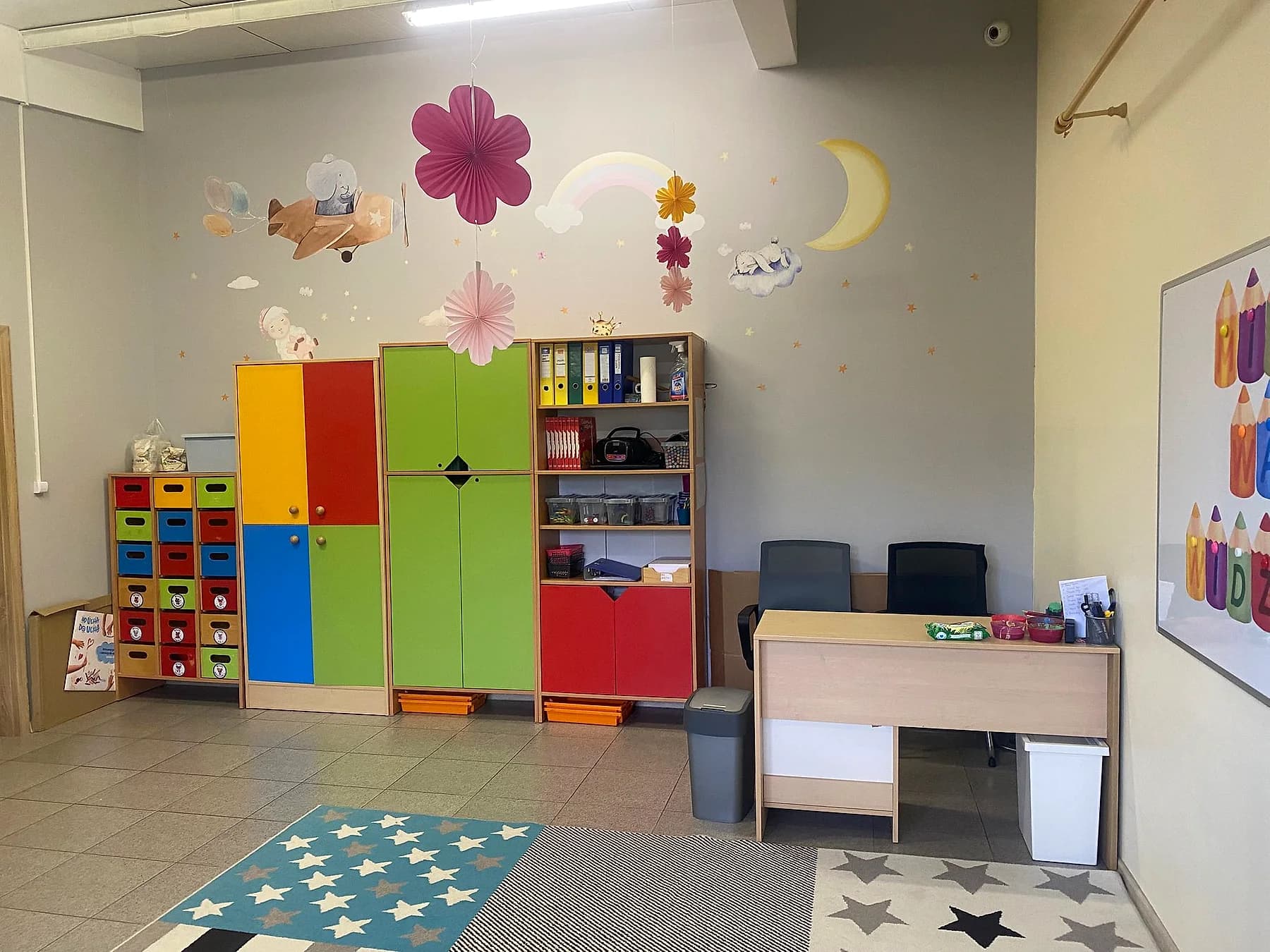 Sala Myszek z kolorowymi szafkami i dywanem w gwiazdy