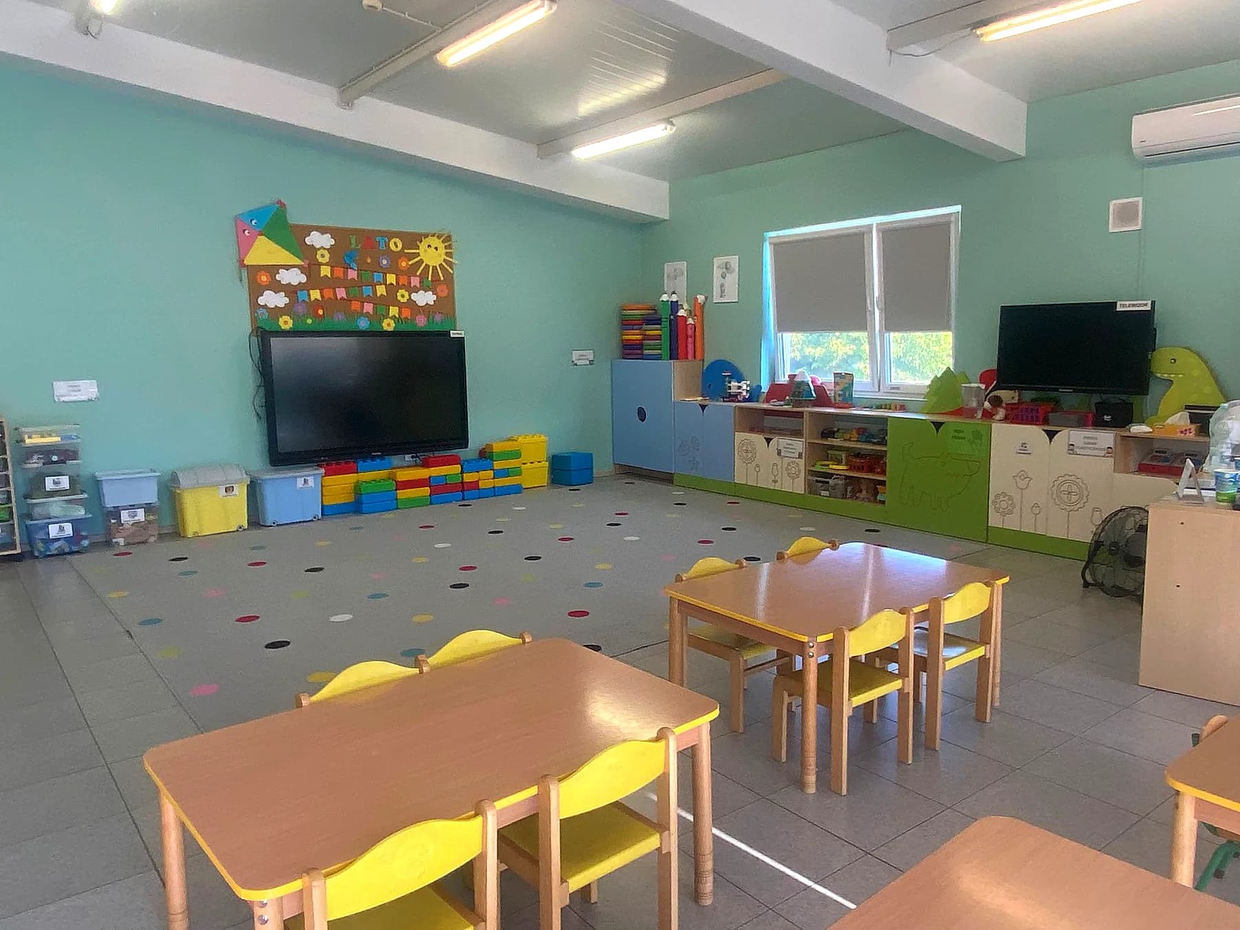 Sala Misiów z tablicą interaktywną, stolikami i kropkami na podłodze
